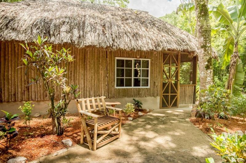 בית מלון כפרי Falling Leaves Lodge