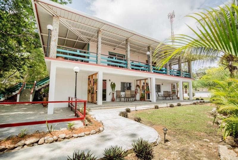 בית מלון כפרי Falling Leaves Lodge