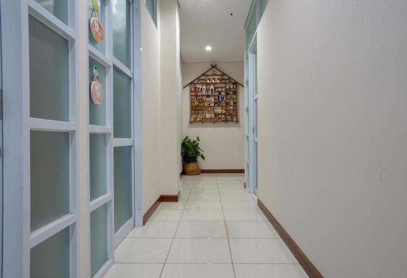 Отель Oyo 2067 Fedith Kost Syariah