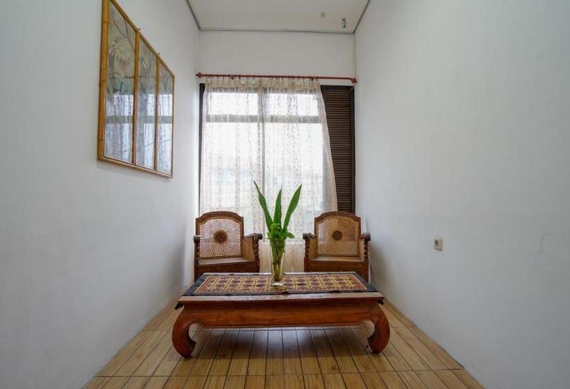 Отель Oyo 2067 Fedith Kost Syariah