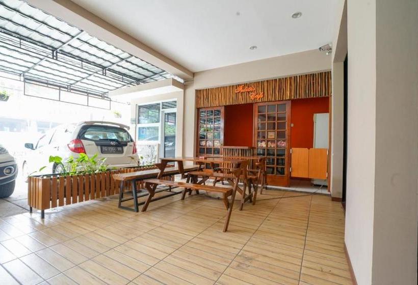 Отель Oyo 2067 Fedith Kost Syariah