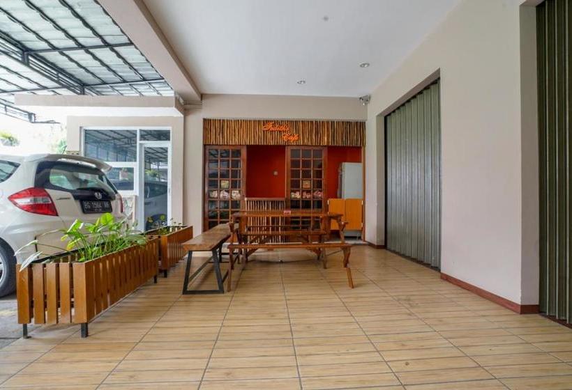 Отель Oyo 2067 Fedith Kost Syariah