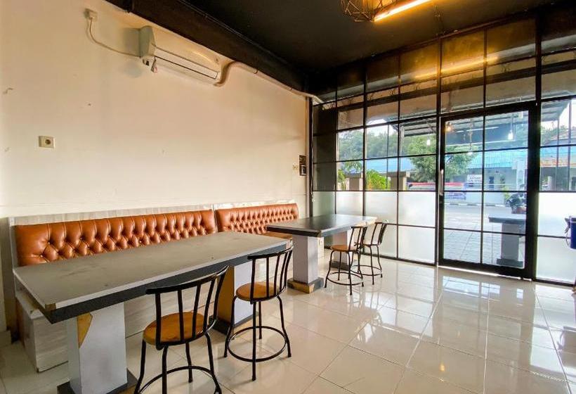 هتل Spot On 2051 Sho Family Homestay And Resto