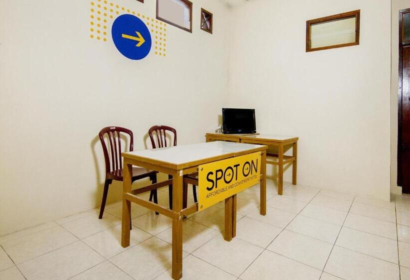 Spot On 2076 Hotel Stadion