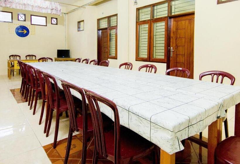 Spot On 2076 Hotel Stadion