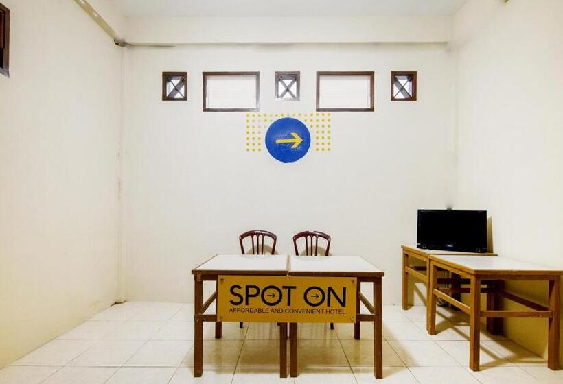 Spot On 2076 Hotel Stadion