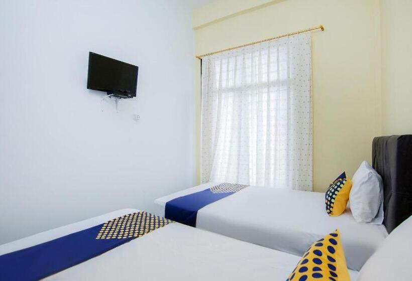 Spot On 2076 Hotel Stadion