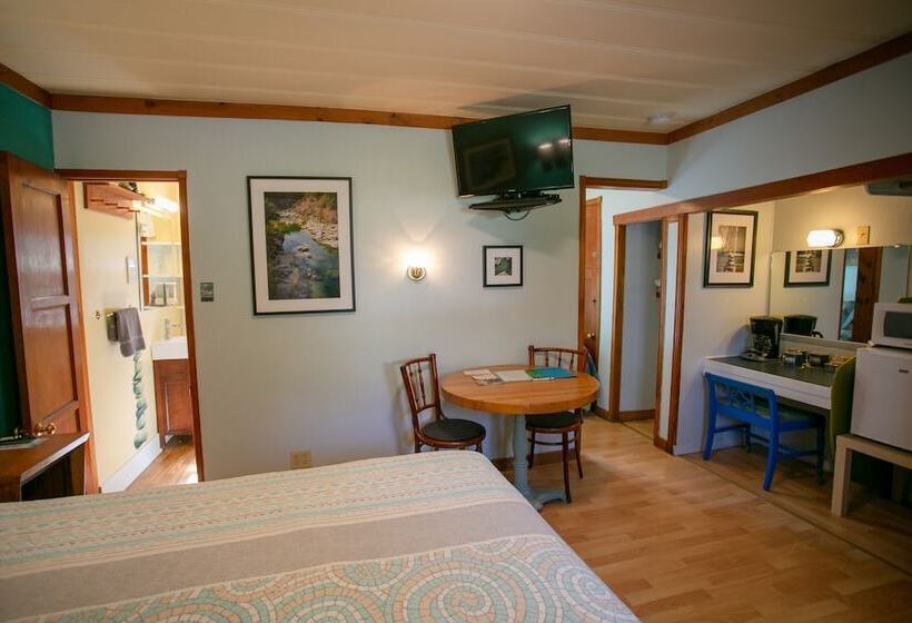 فندق على الطريق Outside Inn