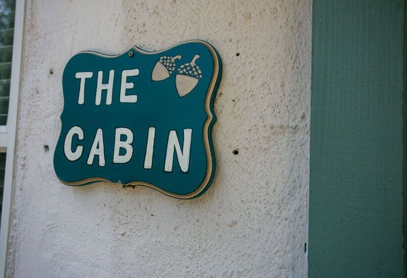 فندق على الطريق Outside Inn