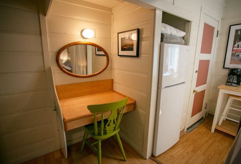 فندق على الطريق Outside Inn