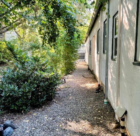 فندق على الطريق Outside Inn