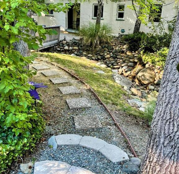 فندق على الطريق Outside Inn