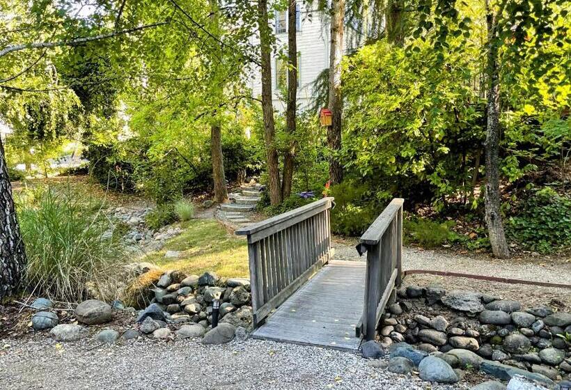 فندق على الطريق Outside Inn