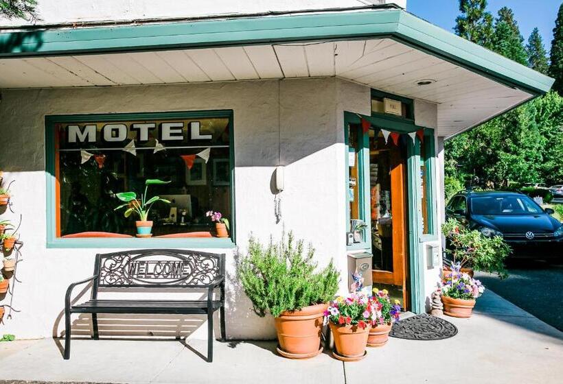 فندق على الطريق Outside Inn