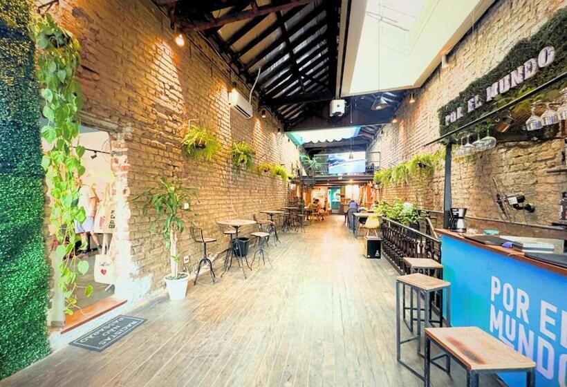 Por El Mundo Hostel