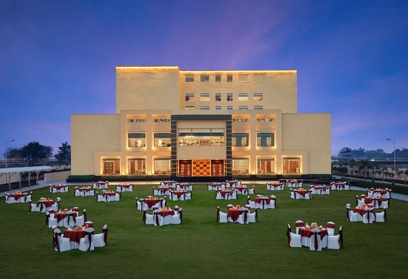 ホテル Viraj Sarovar Portico Jammu