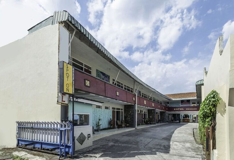 Spot On 1970 Hotel Priangan