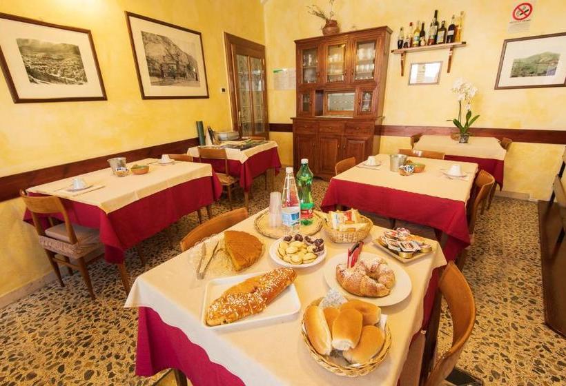 تختخواب و صبحانه Pensione Al Castello