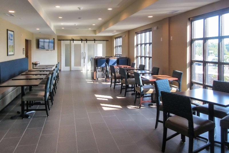 فندق Comfort Inn & Suites Amish Country