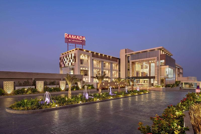 호텔 Ramada By Wyndham Gandhidham Shinay