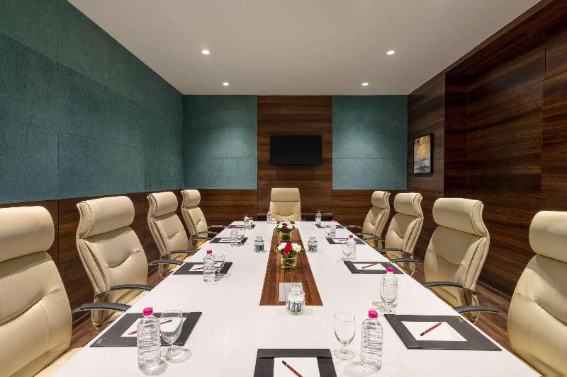 Hotel Ramada By Wyndham Gandhidham Shinay