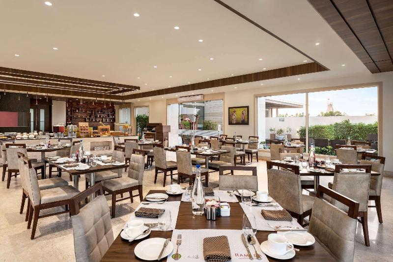 호텔 Ramada By Wyndham Gandhidham Shinay