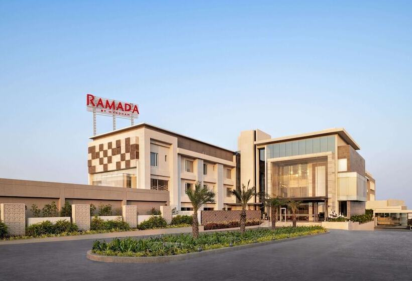 בית מלון כפרי Ramada By Wyndham Gandhidham Shinay