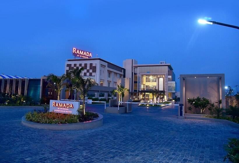 호텔 Ramada By Wyndham Gandhidham Shinay