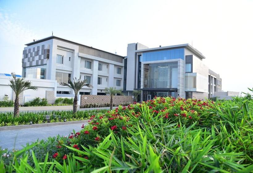 호텔 Ramada By Wyndham Gandhidham Shinay