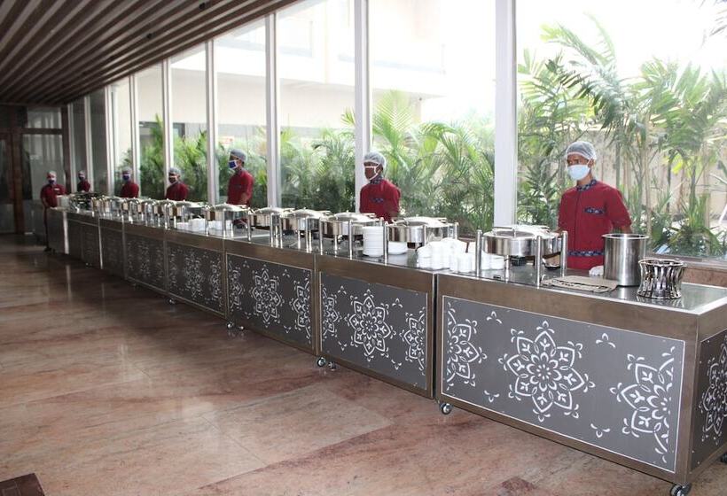 בית מלון כפרי Ramada By Wyndham Gandhidham Shinay