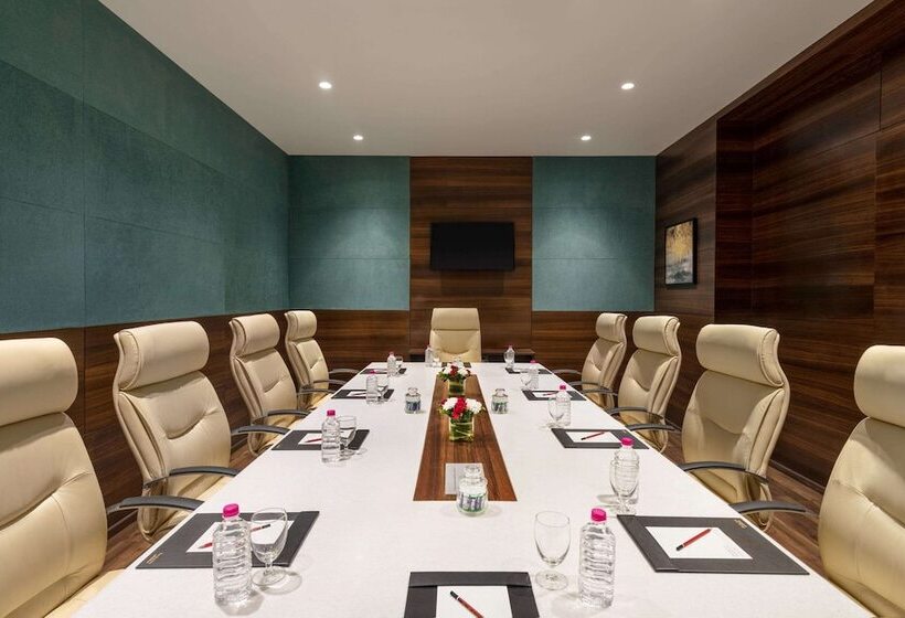 호텔 Ramada By Wyndham Gandhidham Shinay