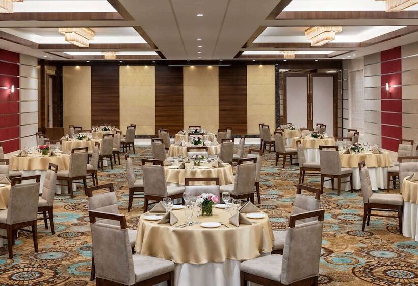호텔 Ramada By Wyndham Gandhidham Shinay