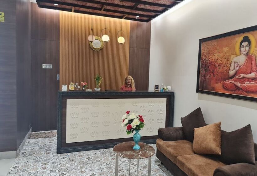 בית מלון כפרי Ramada By Wyndham Gandhidham Shinay