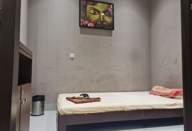 בית מלון כפרי Ramada By Wyndham Gandhidham Shinay