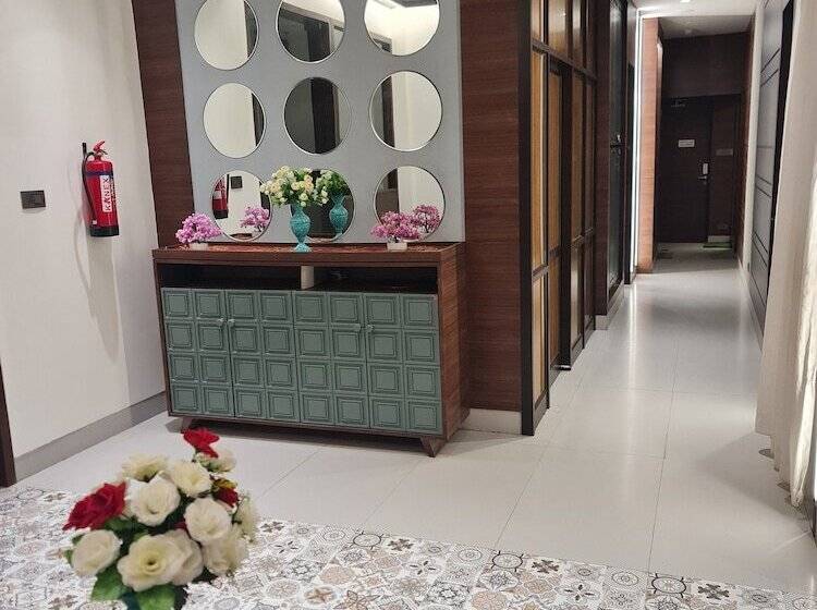호텔 Ramada By Wyndham Gandhidham Shinay