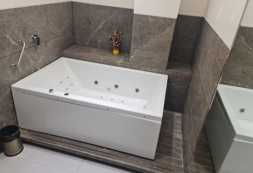 호텔 Ramada By Wyndham Gandhidham Shinay