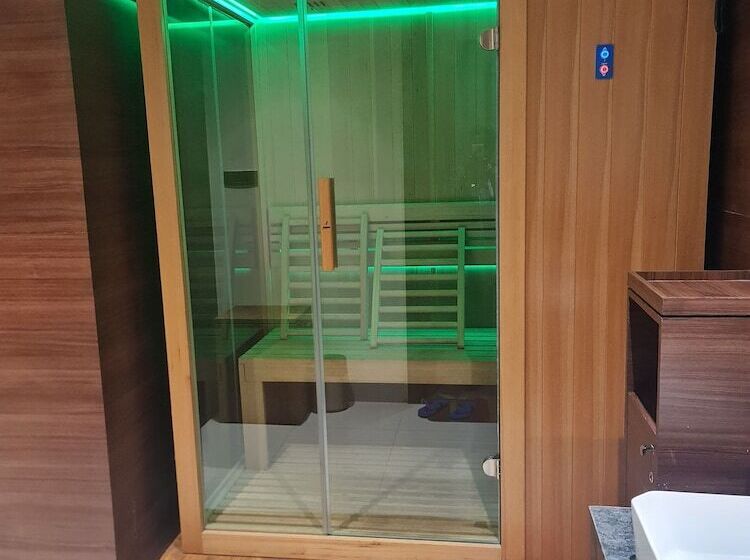 בית מלון כפרי Ramada By Wyndham Gandhidham Shinay