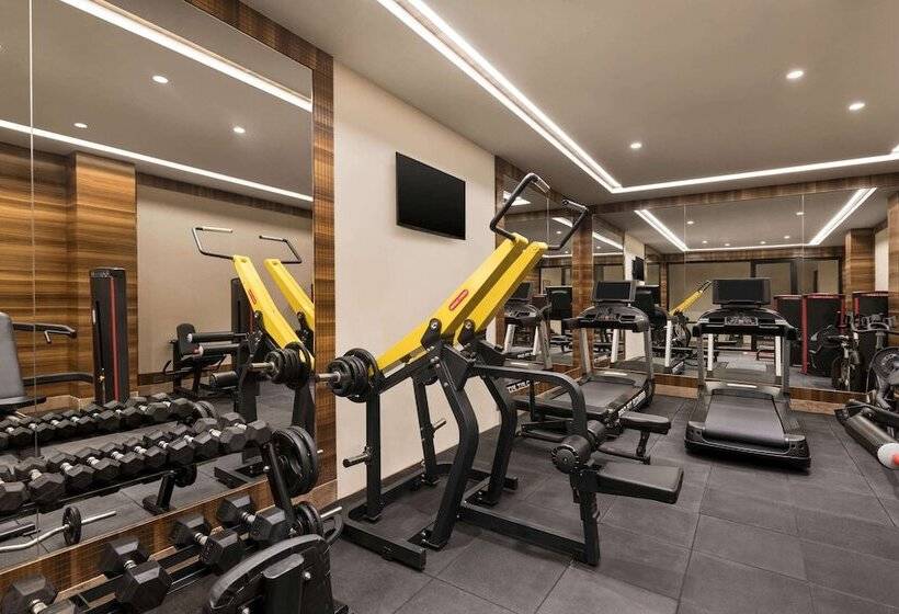 호텔 Ramada By Wyndham Gandhidham Shinay