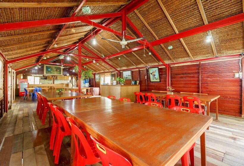 ホテル Reddoorz Syariah @ Sumur Tiga Beach Sabang