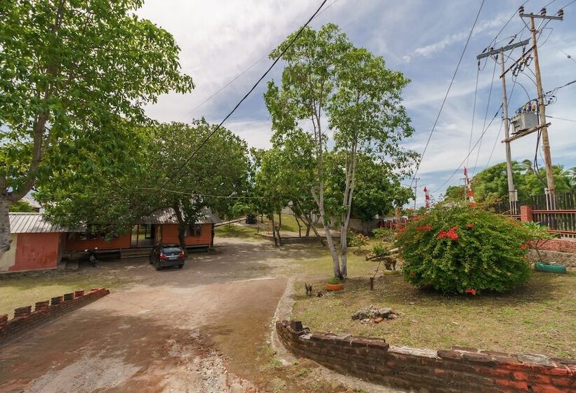 ホテル Reddoorz Syariah @ Sumur Tiga Beach Sabang