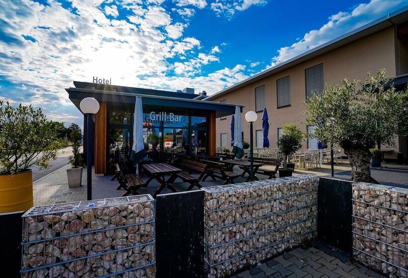 Отель Viktorosa