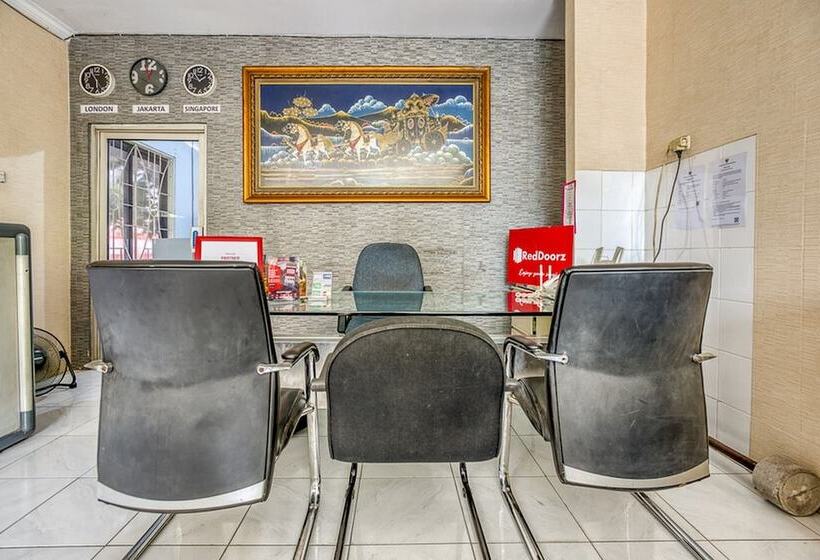 Reddoorz Hostel @ Feliz Noche Cengkareng