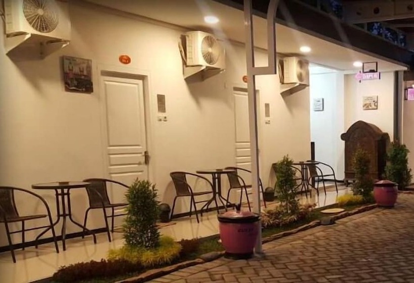 مبيت وإفطار Sultan Guest House & Resto Tulungagung