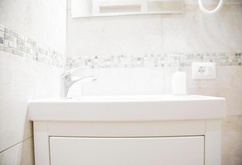 פונדק Vatican Suite 383