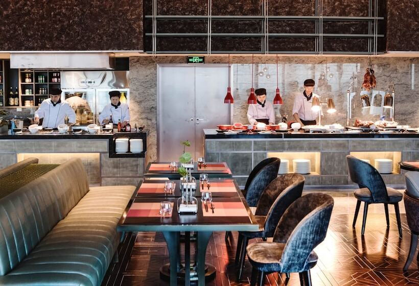 Отель Golden Eagle International