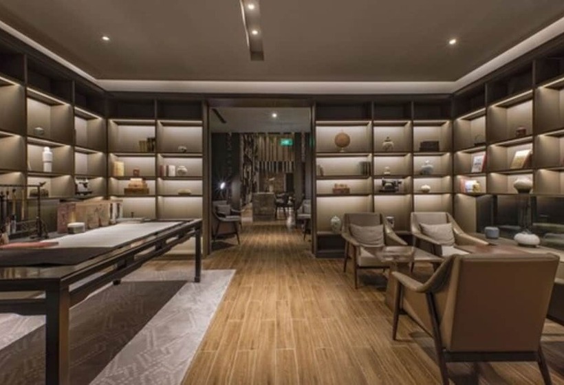 Отель Golden Eagle International