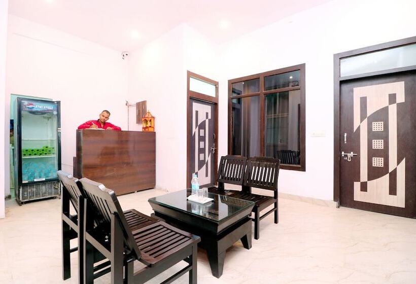 酒店 Red Velvet Inn By Oyo Rooms