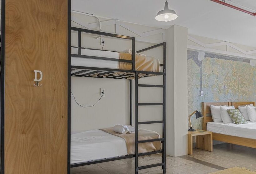 בית מלון כפרי Selina Casco Viejo Panama City