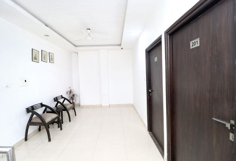 בית מלון כפרי Space By Oyo Rooms