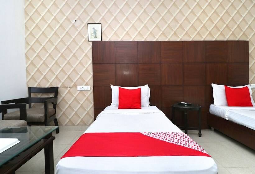 בית מלון כפרי Space By Oyo Rooms